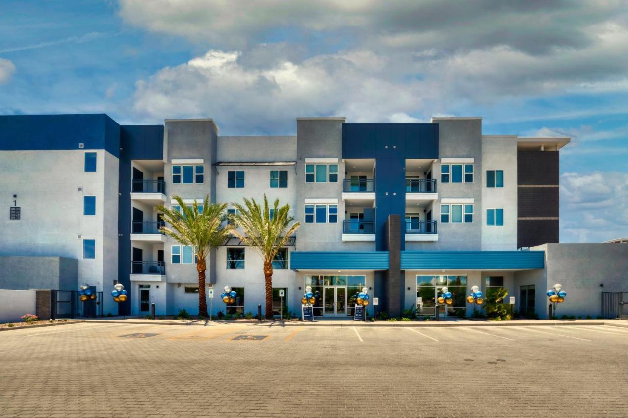 Spacious Westgate Cozysuites By Stadium With Pool 1 Glendale Exterior photo